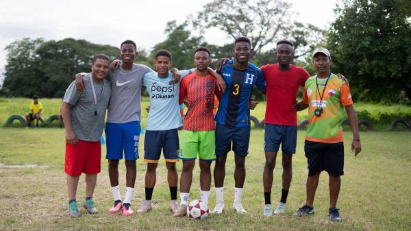 Wilmer Barrios (tío), Jan Decas (hermano) Exel Decas (primo), Wesly Decas, Yamay Decas (hermano) y Francisco Brooks (tío), entrenando en la cancha de la Rivera Hernández. FOTO: Mauricio Ayala