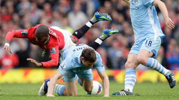 El City golea 6-1 al United en el derbi de Manchester.