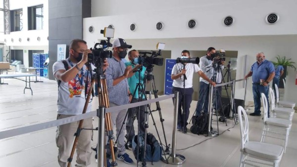 Bajo una copiosa lluvia: así fue la llegada de 'Bolillo' Gómez camino a su presentación como DT de Honduras