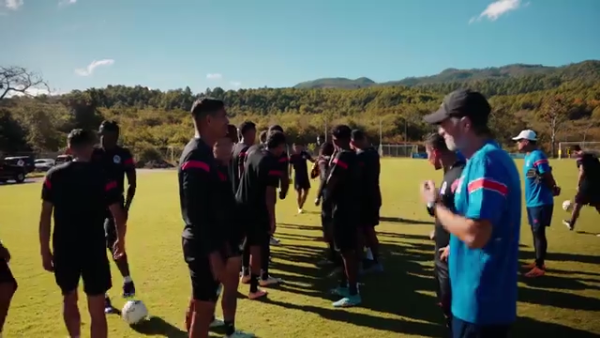 Andy Najar ya trabaja con el Olimpia y espera hacer su debut muy pronto. Le hicieron un pasillo de bienvenida.