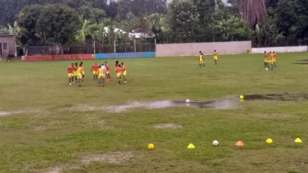 Liga de Ascenso: Uniforme del Barcelona, cancha inundada y Maco Mejía dando instrucciones