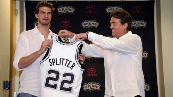 San Antonio Spurs presentó a Splitter