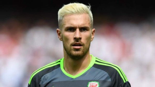 Como Lionel Messi, otros futbolistas por el mundo que sorprendieron al pintarse el pelo