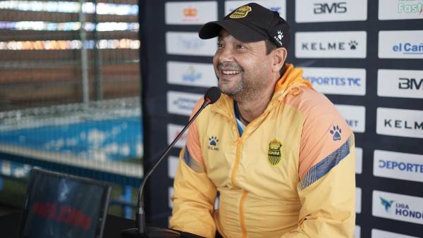 Jeaustin Campos habla de su posible salida de Real España y revela que problemas de pagos están resueltos en el club