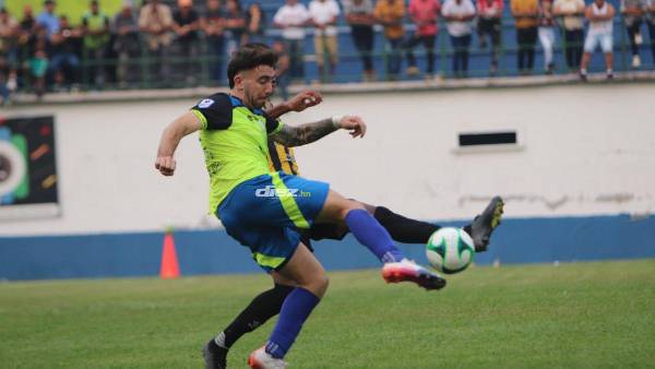 Agustín Auzmendi disputando un balón con un jugador del Real España. Foto Andro Rodríguez.
