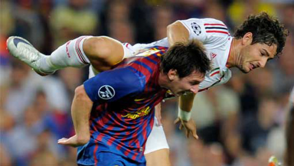 Milan arañó un empate de último minuto en casa del campeón .