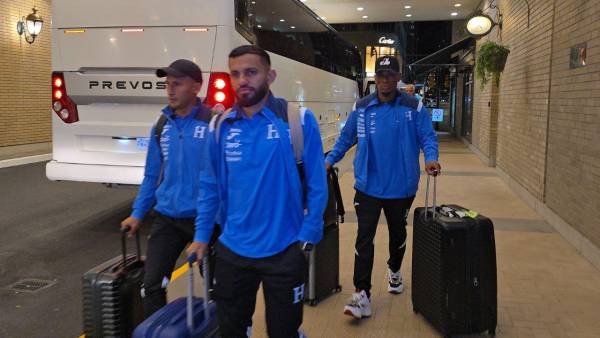 Jorge Álvarez, José Mario Pinto y Deiby Flores llegando a Vancouver. FOTO: Cortesía TVC.