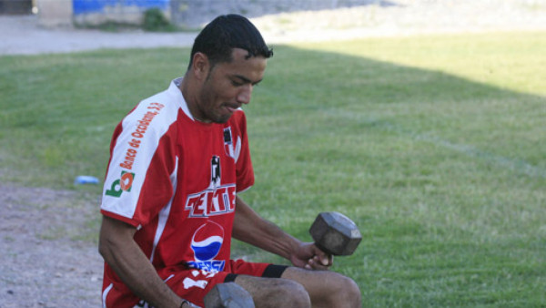 Júnior Morales se queda en Victoria