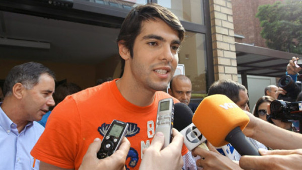 Aconsejaron a Kaká revisar la rodilla