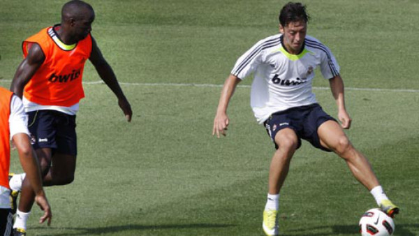 Özil ya es titular para Mourinho