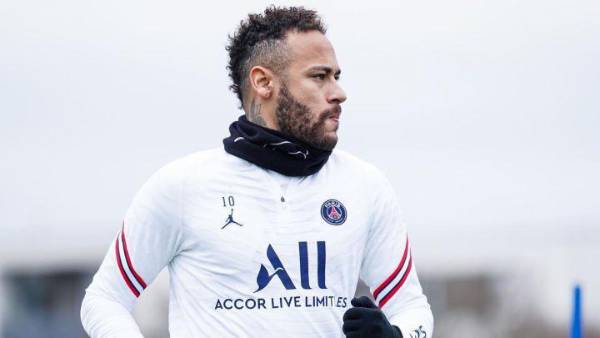 Neymar pudo entrenar este jueves por 15 minutos con el resto del grupo.