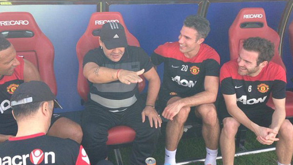 Diego Maradona visitó al Manchester United en Dubai
