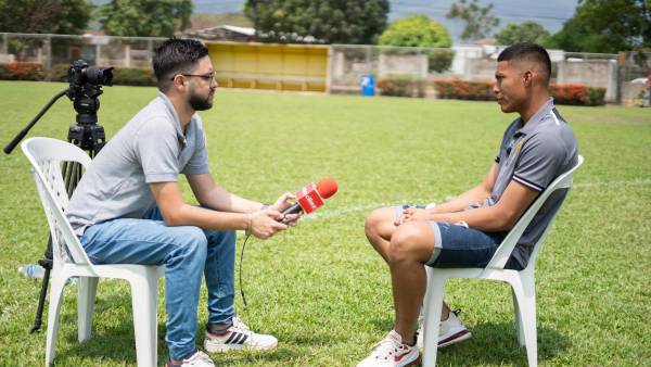 El periodista Jafeth Moreno charló de todo con el portero de Real España. Foto Diez: Mauricio Ayala