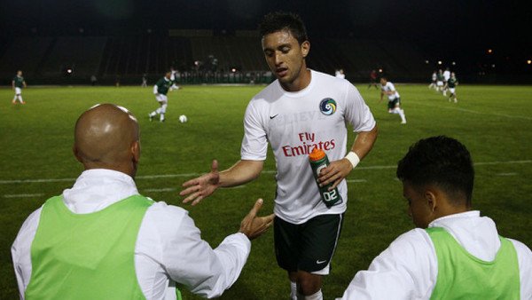 Henry López de gira en Emiratos Árabes con el Cosmos de Nueva York