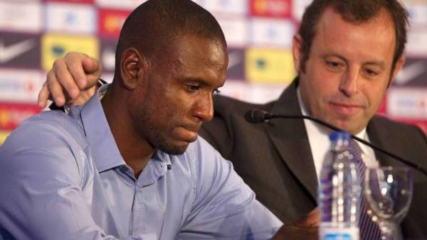 Momento en que Abidal, junto a Rosell, anunció su salida del Barcelona en 2013.