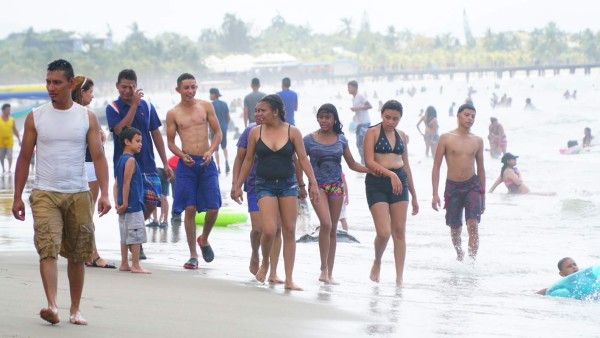 Sol, playa y arena: Comenzó el ambientazo de la Semana Santa en Honduras