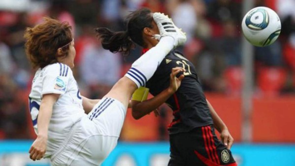 FOTOS: Las mejores 'barridas al pecho' del fútbol