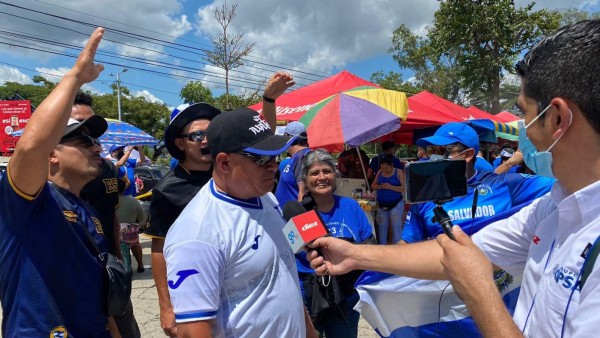 ¡Ambientazo! Hondureños se hacen sentir en el Cuscatlán y hasta Francisco Morazán llegó con su traje de general