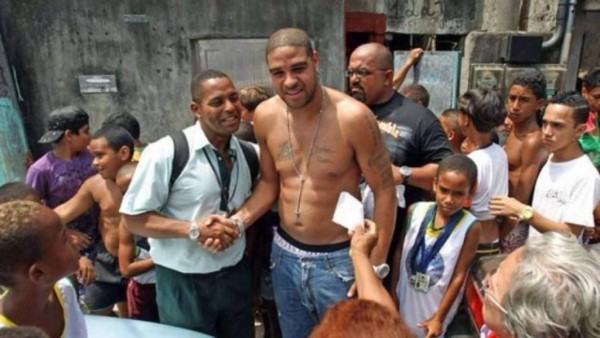 El gran giro que ha dado la vida de Adriano, el crack que volverá al fútbol