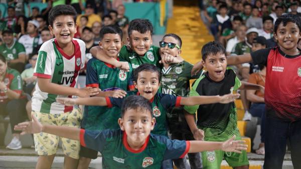 Los niños la pasan bien en el estadio Morazán.