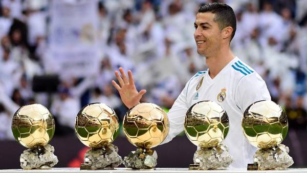 El Bicho posando con sus cinco Balones de Oro en su etapa con el Real Madrid.