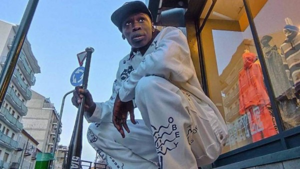 La historia detrás de Khaby Lame, el tiktoker viral que desfiló en el Festival de Cine de Venecia