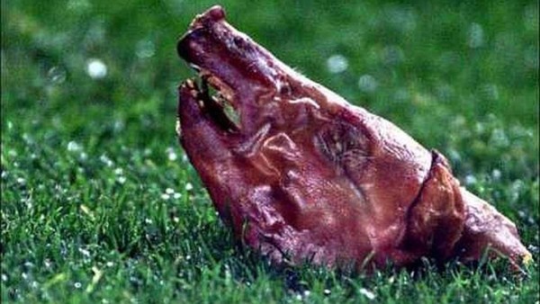 Las terribles imágenes que dejó la traición de Figo al Barcelona