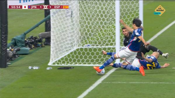 La imagen que muestra que el balón habría salido del terreno de juego antes que realizaran el centro que terminó en el gol.