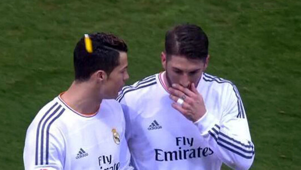 VIDEO: Lanzan encendedor a la cabeza de Cristiano Ronaldo