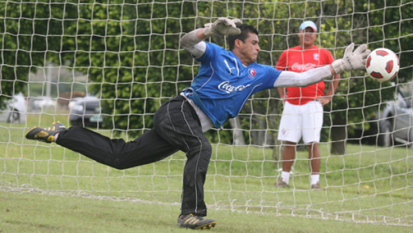 Feroz lucha en la meta del Olimpia