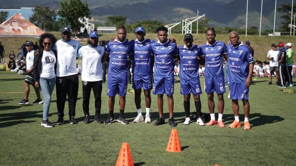 ¡Alberth Elis y sus amigos inauguran la primera clínica deportiva en el departamento de La Paz!