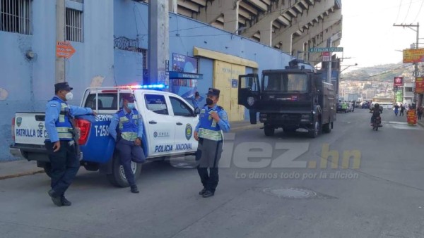 Hinchas merengues inundan los alrededores del Nacional con los colores del Olimpia previo al duelo ante Motagua