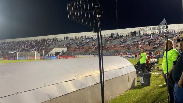 Mucha gente se quedó fuera del estadio y el recinto ceibeño luce vacío en algunos sectores.