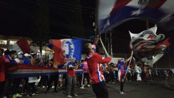 FOTOS: La UltraFiel y su banderazo a Olimpia fuera del estadio Nacional