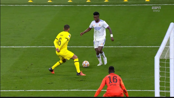 Error en la salida y el ‘gato’ castiga: Vinicius envia centro precioso a Benzema que anota el 2-3 del Real Madrid ante Chelsea