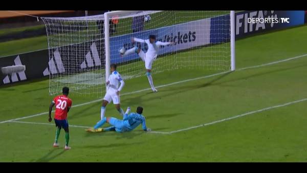 Geremy Rodas evitó este gol de Gambia cuando el partido estaba 1-1.