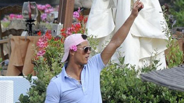 Ven a Cristiano Ronaldo en un bar gay