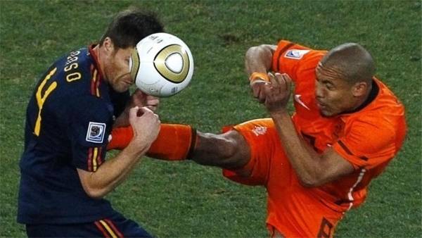 La patada de Enner Valencia hizo recordar la de De Jong contra Xabi Alonso en la final del Mundial 2010.
