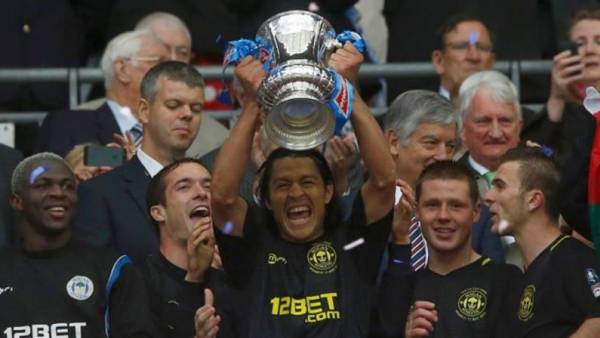 Roger Espinoza levantando la FA Cup que ganó en 2013 con el Wigan.