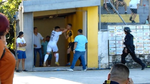 Ronaldo Padilla y Fito Zelaya se pelearon en el partido entre Platense y Alianza.