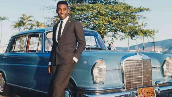El eterno 10 de Santos, Pelé le fascinaban los coches de lujo.