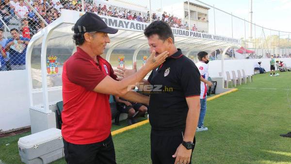 Pedro Troglio y Mauro Reyes se saludaron muy amigables previo al inicio del partido.