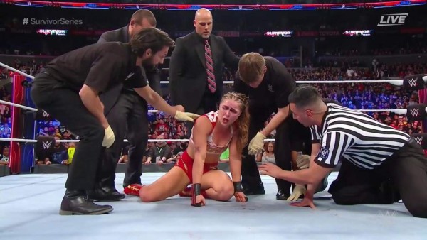 La sangrienta paliza que recibió Ronda Rousey en la WWE por Charlotte Flair