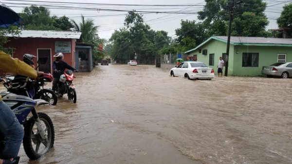¡Puentes derrumbados, desbordes y deslizamientos! Huracán Eta sigue causando daños en Honduras