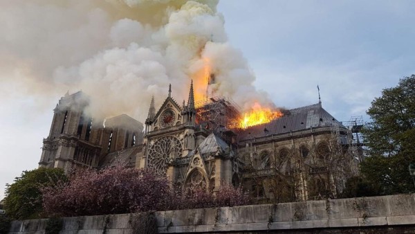 Tristes imágenes: Así agarró fuego la reconocida catedral de Notre Dame en París