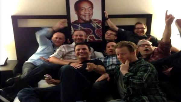 Fotografía filtrada de los chats de Activision-Blizzard. Empleados de Blizzard y otras empresas de videojuegos posando en la infame “Cosby Suite” de Activision-Blizzard, nombrada así en honor a Bill Cosby, conocido agresor sexual.