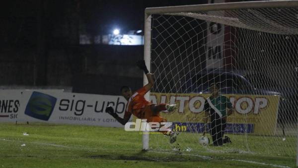 Momento exacto en que Johnson engañó al arquero del Independiente en el penal. Foto: Neptalí Romero.