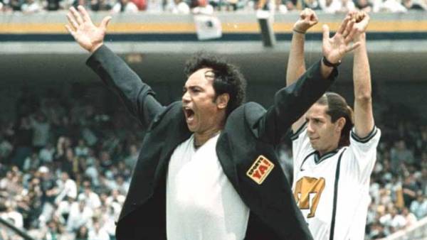 Hugo Sánchez fue técnico de Pumas debutando el 26 de marzo del año 2000.