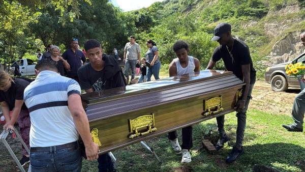 Entre lágrimas, rodeado de familiares y amistades, el hondureño Wesly Decas se despidió de su madre