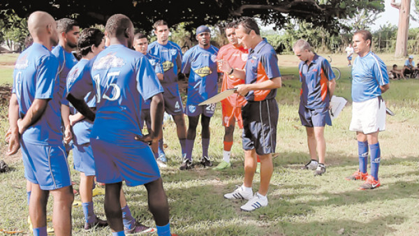 Jorge Pineda pone los ojos en la defensa
